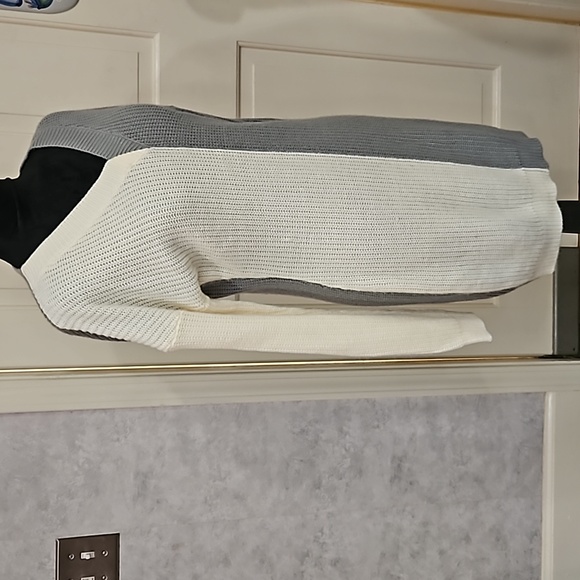 "SAY WHAT" Sz. L. Two-tone, gray /cream, long-sleeved, midi, sweater dress. - Picture 4 of 12